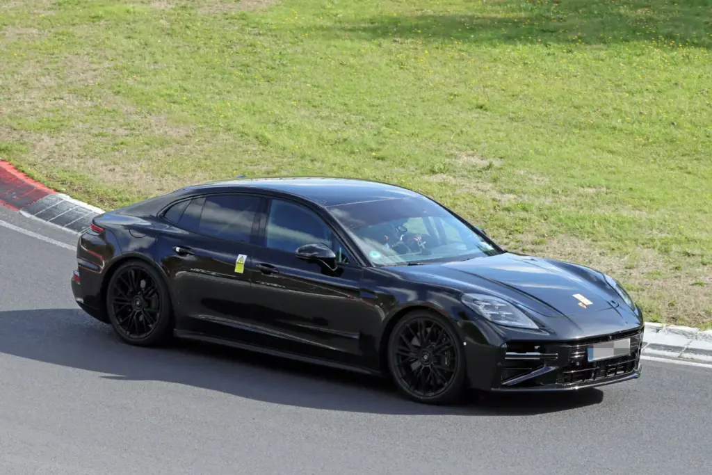 Porsche Panamera 2027: imágenes espía del restyling prácticamente sin camuflaje 13 Motor16 Porsche Panamera FL 2028 espia 10 Motor16