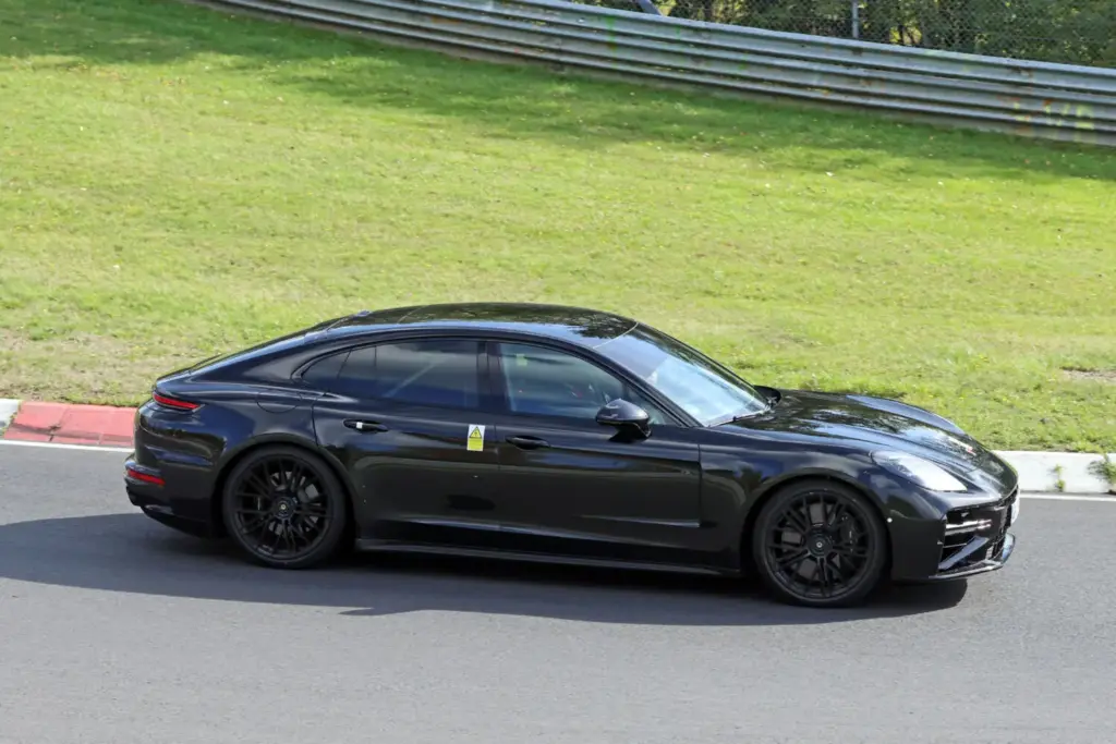 Porsche Panamera 2027: imágenes espía del restyling prácticamente sin camuflaje 15 Motor16 Porsche Panamera FL 2028 espia 12 Motor16