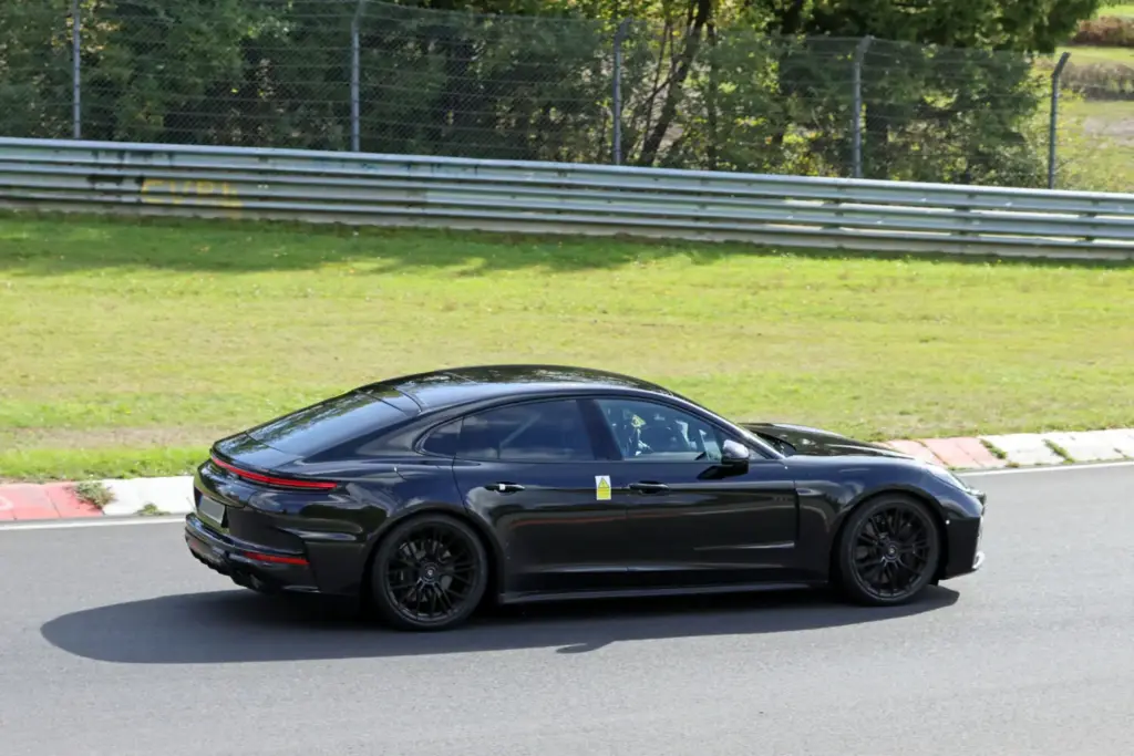 Porsche Panamera 2027: imágenes espía del restyling prácticamente sin camuflaje 17 Motor16 Porsche Panamera FL 2028 espia 14 Motor16