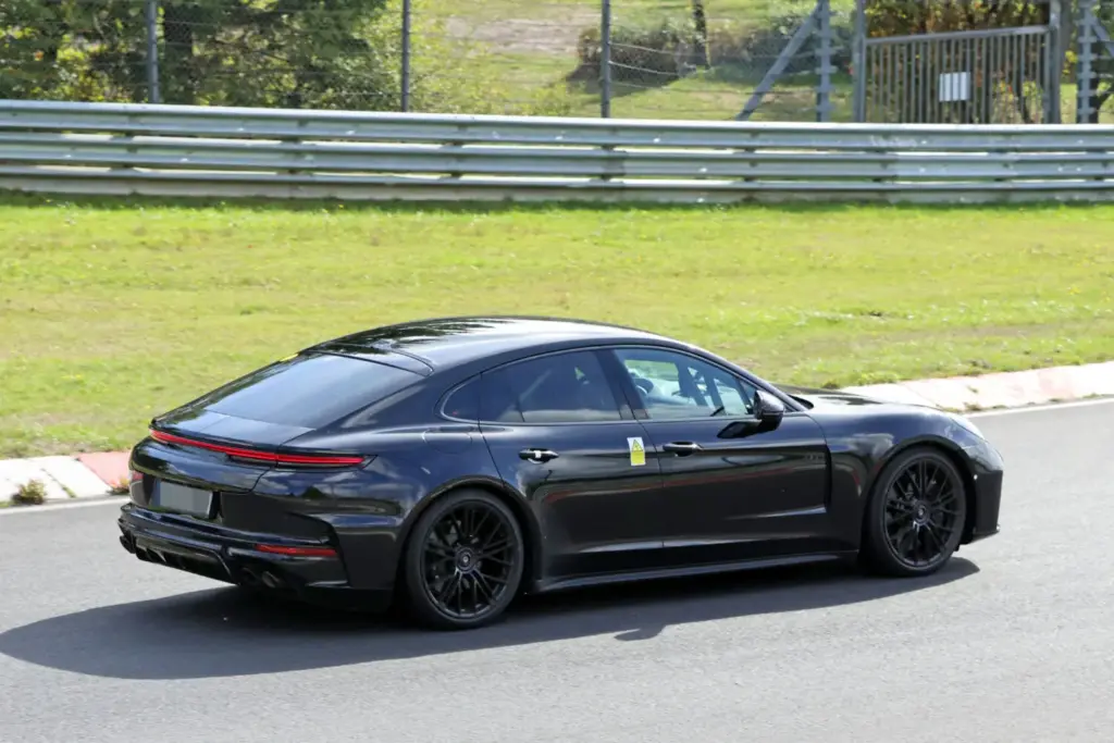 Porsche Panamera 2027: imágenes espía del restyling prácticamente sin camuflaje 18 Motor16 Porsche Panamera FL 2028 espia 15 Motor16
