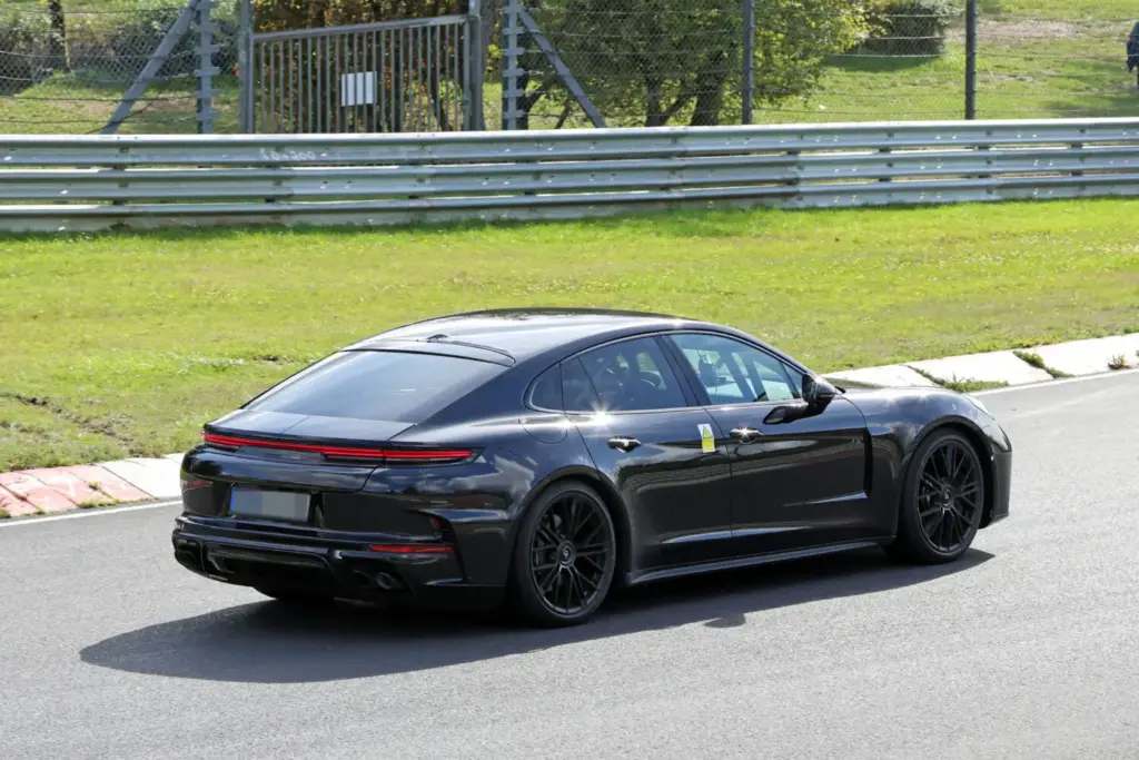 Porsche Panamera 2027: imágenes espía del restyling prácticamente sin camuflaje 19 Motor16 Porsche Panamera FL 2028 espia 16 Motor16