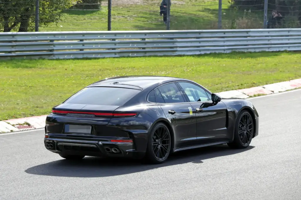 Porsche Panamera 2027: imágenes espía del restyling prácticamente sin camuflaje 20 Motor16 Porsche Panamera FL 2028 espia 17 Motor16