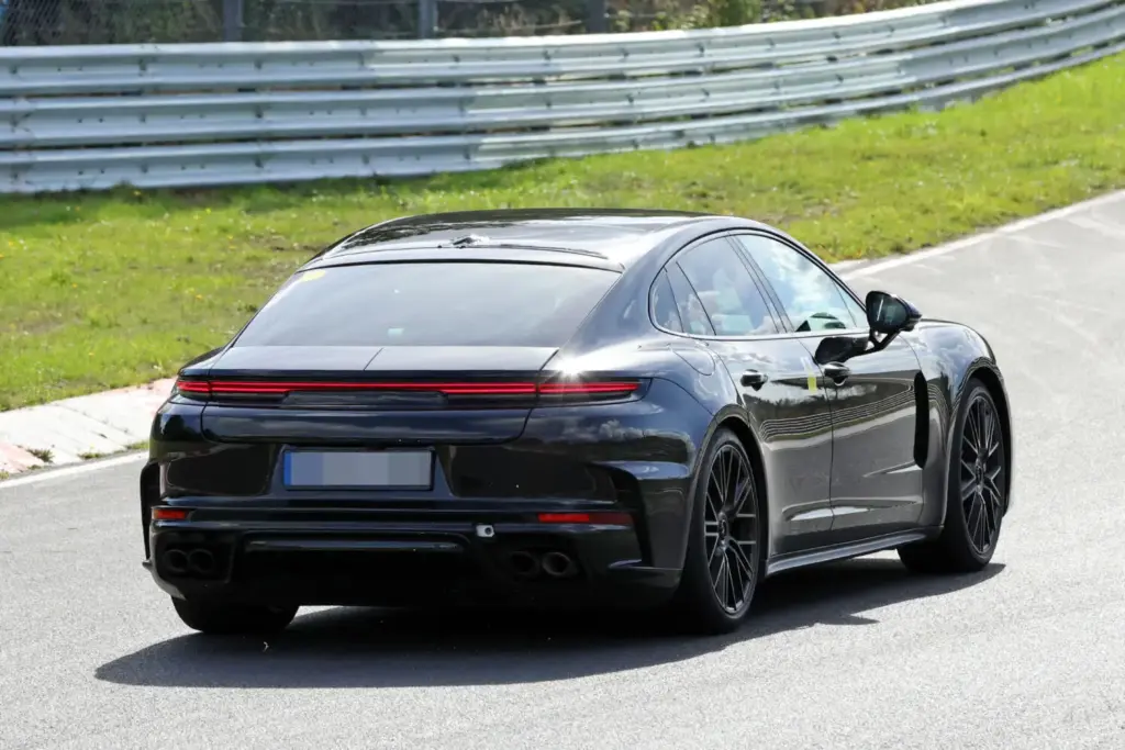 Porsche Panamera 2027: imágenes espía del restyling prácticamente sin camuflaje 22 Motor16 Porsche Panamera FL 2028 espia 19 Motor16