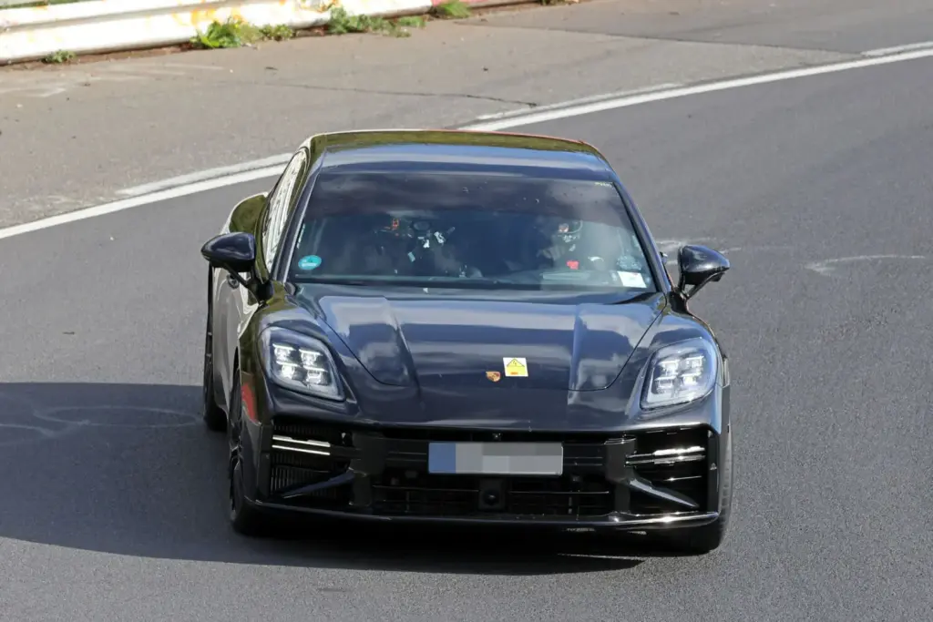 Porsche Panamera 2027: imágenes espía del restyling prácticamente sin camuflaje 6 Motor16 Porsche Panamera FL 2028 espia 3 Motor16