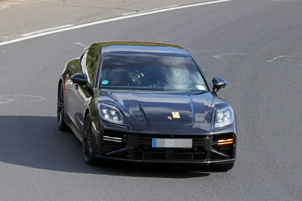 Porsche Panamera 2027: imágenes espía del restyling prácticamente sin camuflaje 7 Motor16 Porsche Panamera FL 2028 espia 4 Motor16