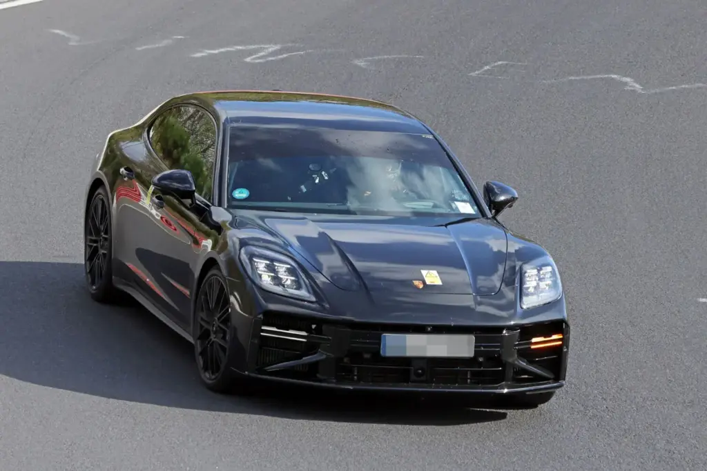 Porsche Panamera 2027: imágenes espía del restyling prácticamente sin camuflaje 8 Motor16 Porsche Panamera FL 2028 espia 5 Motor16