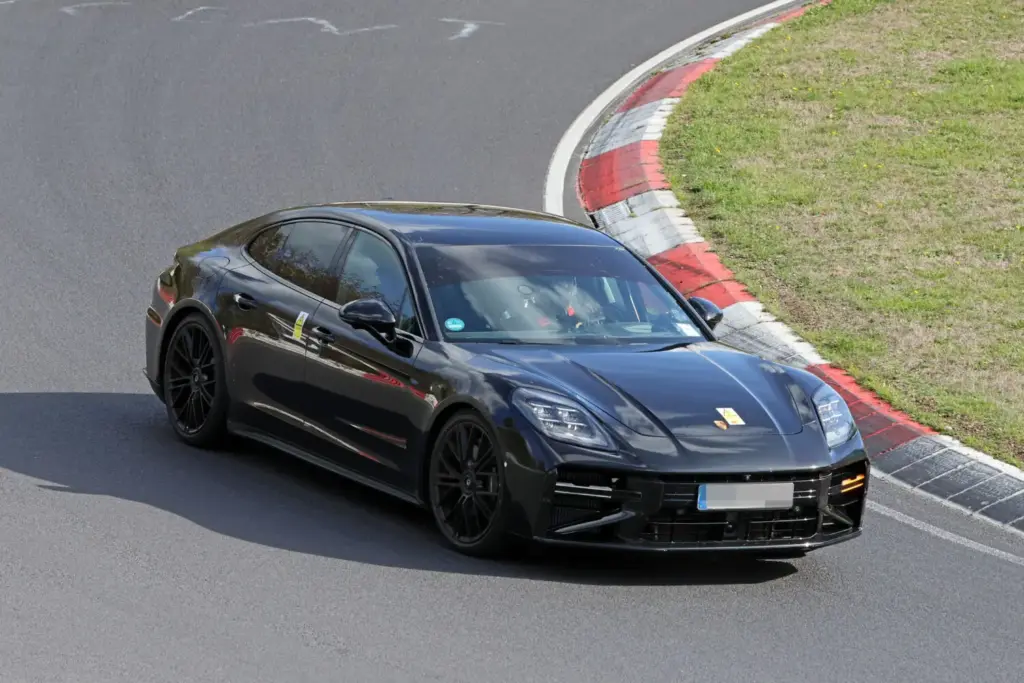 Porsche Panamera 2027: imágenes espía del restyling prácticamente sin camuflaje 10 Motor16 Porsche Panamera FL 2028 espia 7 Motor16