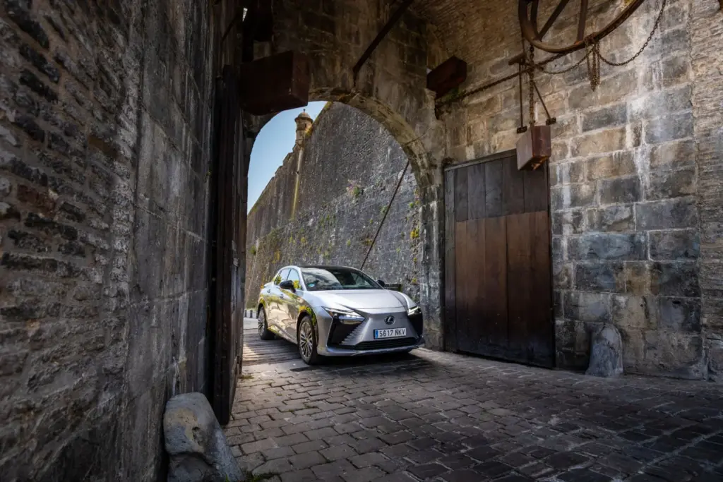 Ruta Pamplona Lexus Rz. Baluarte del Abrevador Motor16