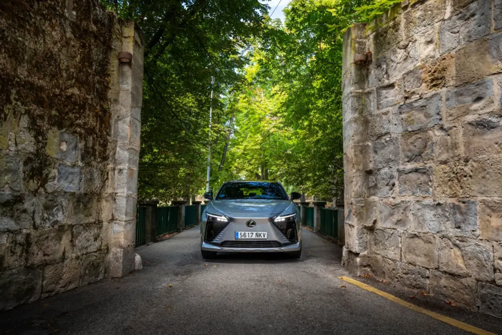 Ruta Pamplona Lexus Rz. Portal de Francia 1 Motor16