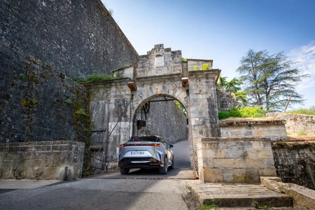 Ruta Pamplona Lexus Rz. Portal de Francia 3 Motor16