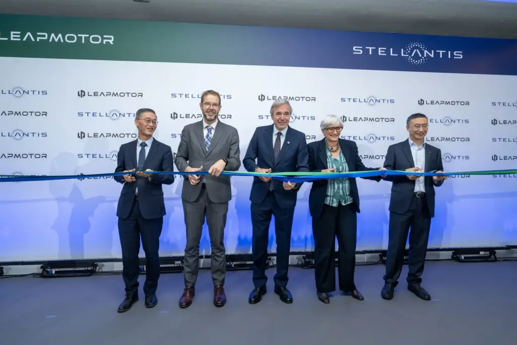 STELLANTIS LEAPMOTOR ZARAGOZA EMBAJADOR CHINA Y RESTO AUTORIDADES Motor16
