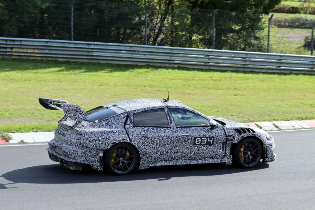 Fotos espía del Xiaomi SU7 Ultra Extreme: ¡Menuda locura! 13 Motor16 Xiaomi SU Ultra Extreme Nurburgring espia 11 Motor16