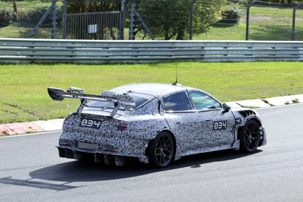 Fotos espía del Xiaomi SU7 Ultra Extreme: ¡Menuda locura! 14 Motor16 Xiaomi SU Ultra Extreme Nurburgring espia 12 Motor16