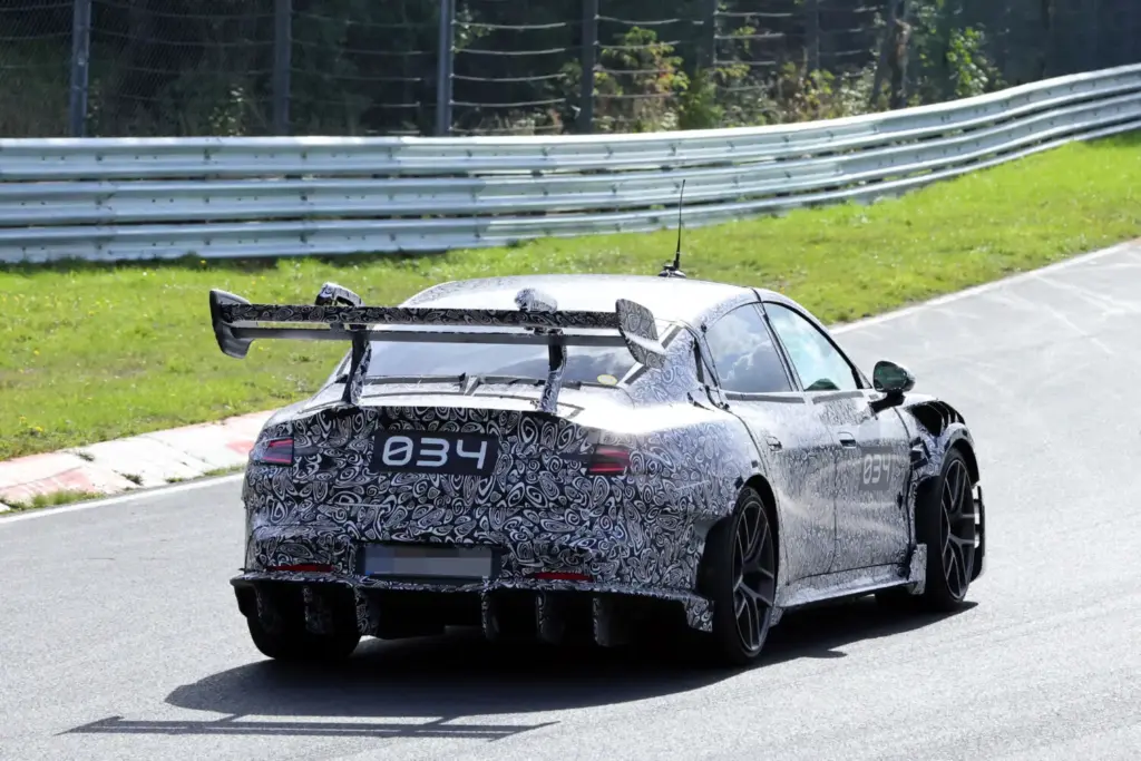 Fotos espía del Xiaomi SU7 Ultra Extreme: ¡Menuda locura! 2 Motor16 Xiaomi SU Ultra Extreme Nurburgring espia 14 Motor16