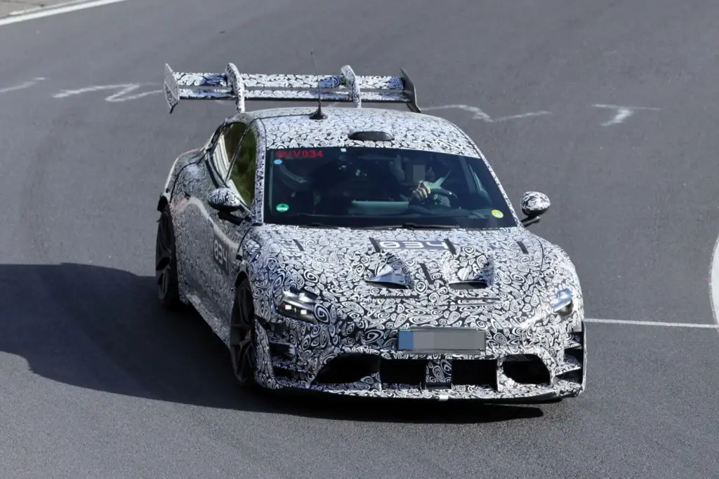 Fotos espía del Xiaomi SU7 Ultra Extreme: ¡Menuda locura! 6 Motor16 Xiaomi SU Ultra Extreme Nurburgring espia 4 Motor16