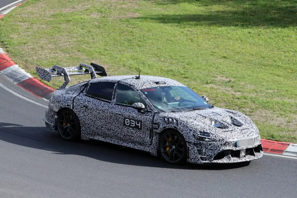 Fotos espía del Xiaomi SU7 Ultra Extreme: ¡Menuda locura! 9 Motor16 Xiaomi SU Ultra Extreme Nurburgring espia 7 Motor16