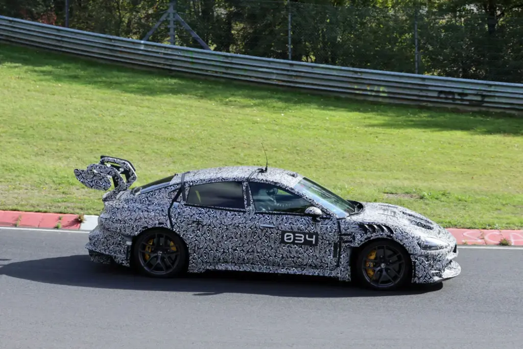 Fotos espía del Xiaomi SU7 Ultra Extreme: ¡Menuda locura! 11 Motor16 Xiaomi SU Ultra Extreme Nurburgring espia 9 Motor16