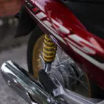 Amortiguador trasero de moto averiado: 5 síntomas que notas antes de romperlo