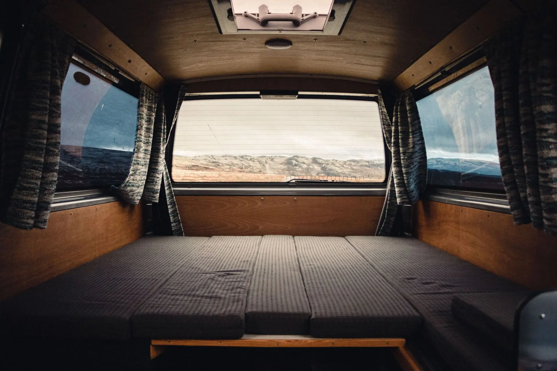 Reino Unido sorprende con una autocaravana carné B de 6,98 metros con dos camas eléctricas 1 Motor16 autocaravana 7 metros