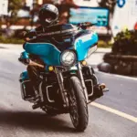Tres revisiones evitan que los baches en moto te cuesten 500 euros de taller