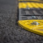 Alemania estudia retirar los badenes: apenas frenan y destrozan la suspensión de tu moto