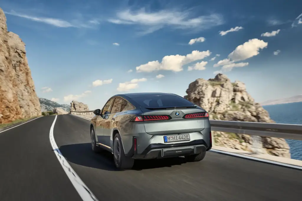El BMW iX4 llega en marzo de 2027 con hasta 612 CV y 828 km de autonomía 54 Motor16 El BMW iX4 llega en marzo de 2027 con hasta 612 CV y 828 km de autonomía