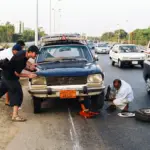 Cambiar rueda en autopista está prohibido: la multa por hacerlo en el arcén y qué revisar antes de salir