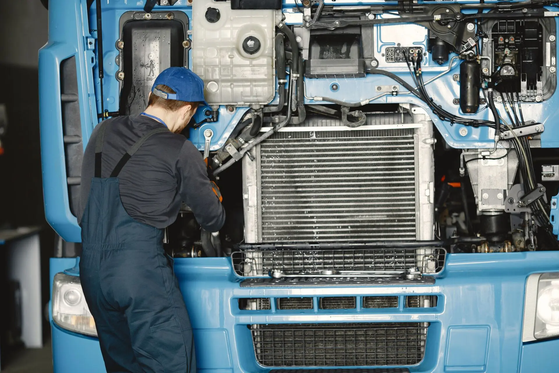 El camión maderero de Nueva Zelanda con dos motores V8 que suma 900 CV y arrastra cuatro remolques 1 Motor16 camión maderero