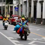 La DGT presenta 108 medidas para motoristas con carriles exclusivos para motos: todavía no son obligatorias