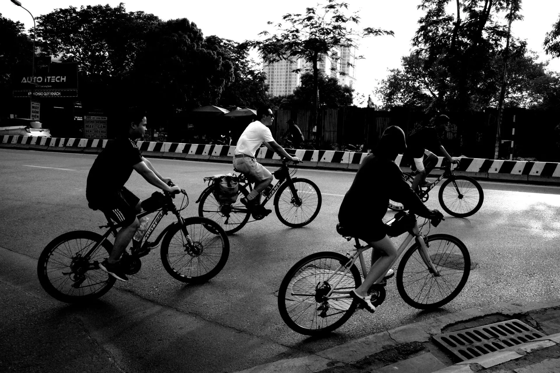 ciclistas centro del carril