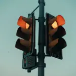 La cuarta luz del semáforo que permite a los coches autónomos y a los conductores compartir el cruce