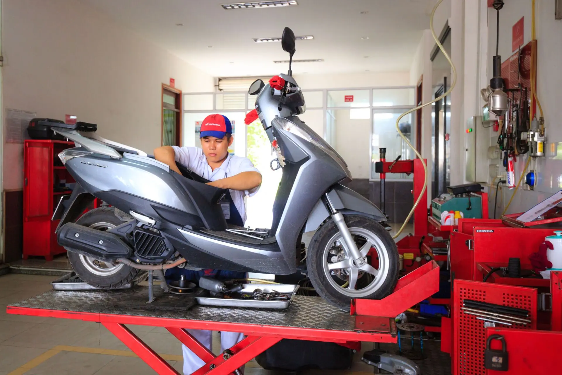 Desgaste irregular del neumático de moto: por qué el delantero falla y cuándo cambiarlo antes de gastar dinero 1 Motor16 neumático delantero moto
