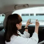 Qué documentos del seguro del coche puedes llevar en el móvil y cuáles la DGT exige en papel
