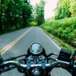 Dolor de espalda en moto: casi nunca es el sillín, es la postura y estos ajustes lo evitan