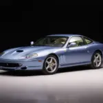 El Ferrari 550 Maranello manual en Azzurro California que confirma la cotización del V12 con rejilla