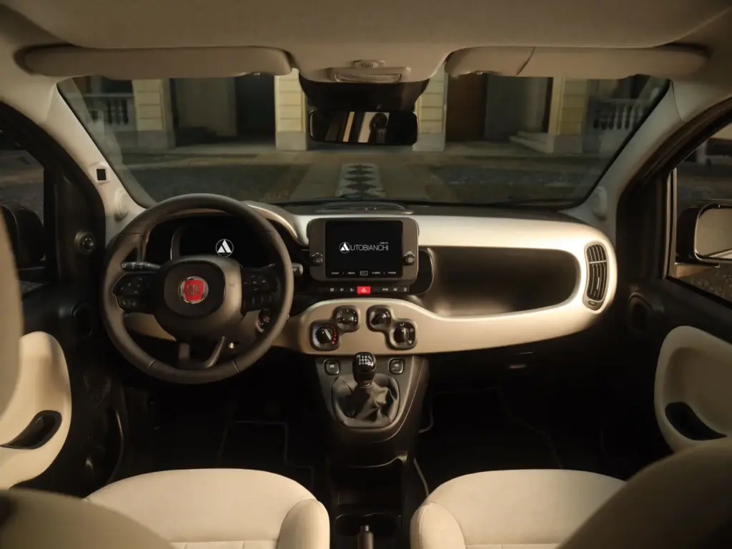 Autobianchi: El mítico nombre al que Fiat le rinde honores con este maravilloso y exclusivo Pandina 2 Motor16 2026 Fiat Pandina Autobianchi. Imagen interior.