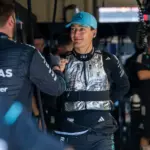 Russell lidera los libres del GP Singapur F1 bajo sanción de motor y Verstappen esconde medio segundo
