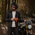 Guantes obligatorios moto: el RD 518/2026 del BOE que multa con 200 euros desde el 1 de octubre