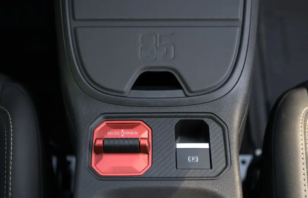 Primera prueba del Jeep Avenger 2027: Así cambia tras su renovación de mitad de ciclo 39 Motor16 jeep avenger 85 aniversario 10 Motor16