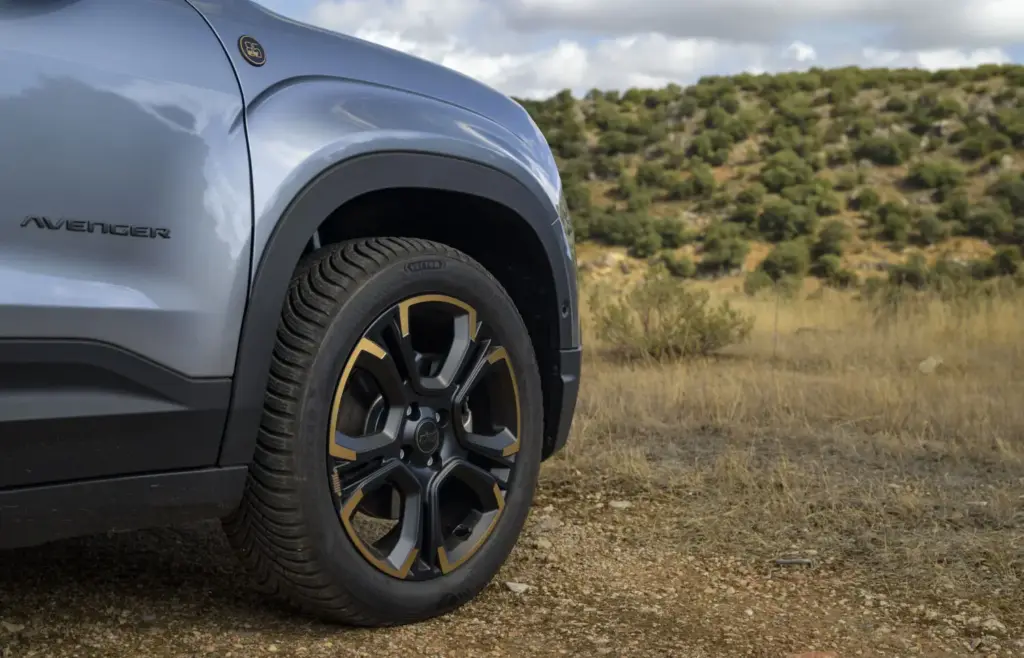 Primera prueba del Jeep Avenger 2027: Así cambia tras su renovación de mitad de ciclo 51 Motor16 jeep avenger 85 aniversario 24 Motor16