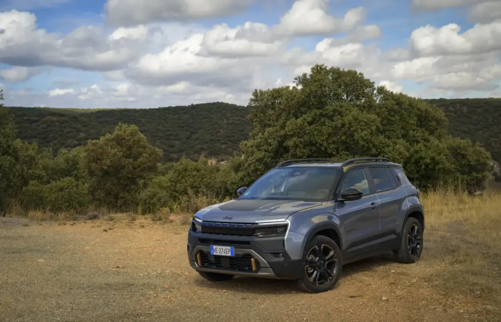Primera prueba del Jeep Avenger 2027: Así cambia tras su renovación de mitad de ciclo 50 Motor16 jeep avenger 85 aniversario 25 Motor16