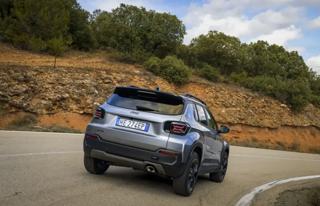 Primera prueba del Jeep Avenger 2027: Así cambia tras su renovación de mitad de ciclo 48 Motor16 jeep avenger 85 aniversario 27 Motor16