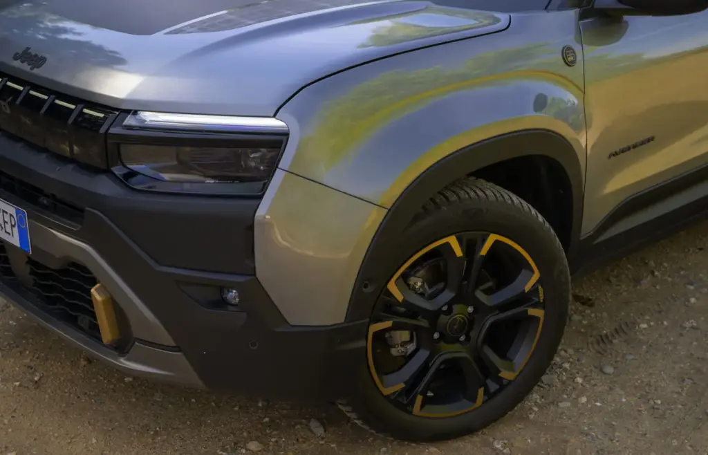 Primera prueba del Jeep Avenger 2027: Así cambia tras su renovación de mitad de ciclo 41 Motor16 jeep avenger 85 aniversario 7 Motor16