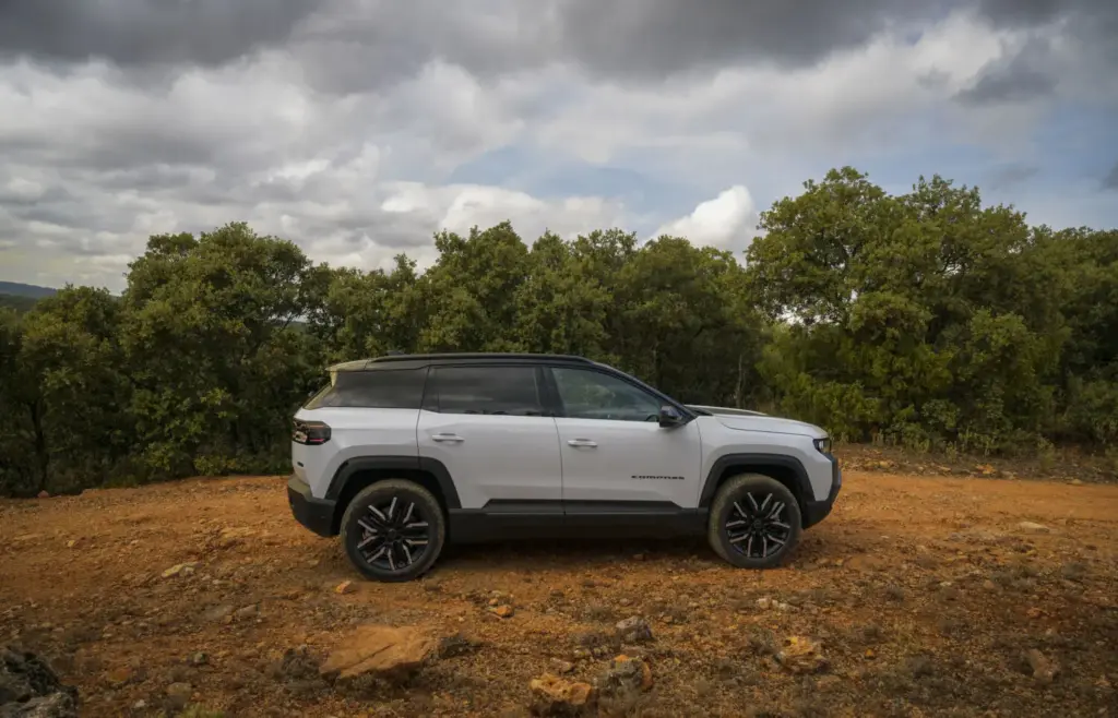 Toma de contacto del Jeep Compass 4xe: Un verdadero 4x4, le pese a quien le pese 77 Motor16 jeep compass 4xe prueba motor 16 15 Motor16