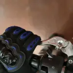 Sostener la maneta en el semáforo acelera el desgaste del embrague de la moto: la pieza que se rompe primero