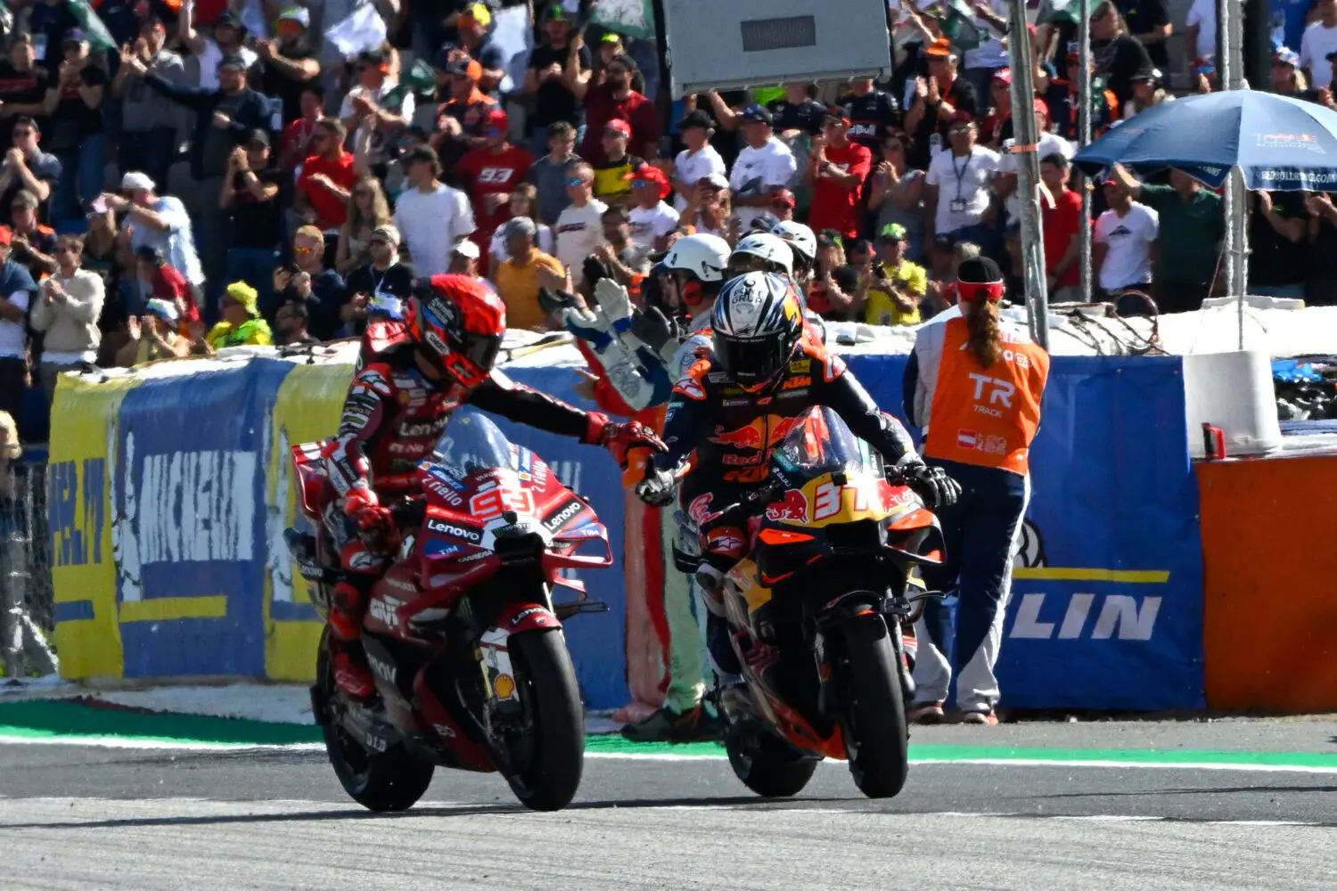 Márquez aprieta el Mundial de MotoGP: doblete en Motegi y a dos puntos de Martín