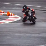 Márquez gana el sprint de Australia, recupera el liderato y Martín se cae a cinco giros del final