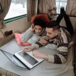 Mercedes convierte el Marco Polo en camper dentro de su fábrica: así se monta el techo, la cocina y la cama