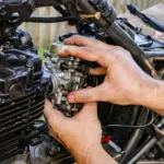 La moto tira gasolina: la avería que puede acabar en incendio y cuánto cuesta repararla