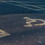 La multa de 200 euros por aparcar en una plaza de movilidad reducida que también llega a los centros comerciales